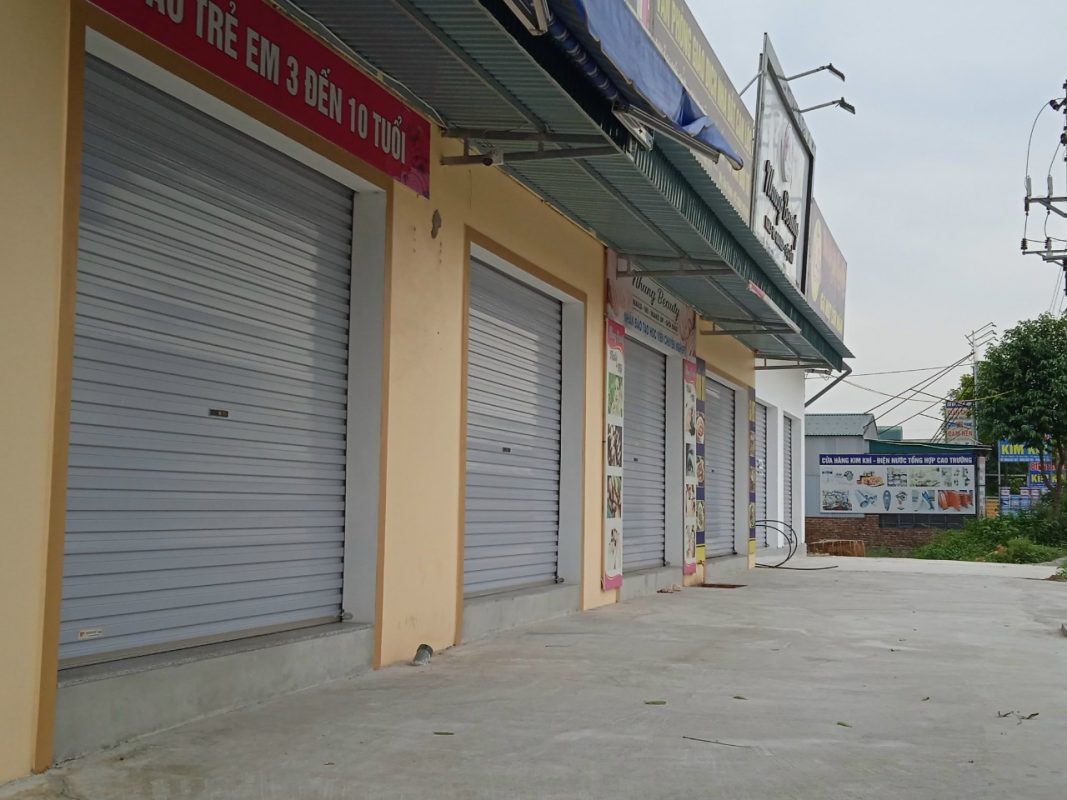 cửa cuốn tấm liền màu ghi sáng