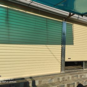 cửa cuốn tấm liền topdoor màu vàng k em