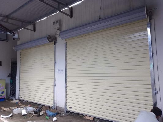 cửa cuốn tấm liền topdoor màu vàng kem